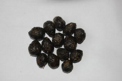 Dark rabbit droppings, healthy rabbit feces, ideal rabbit waste, rabbit poop pellets for health monitoring.